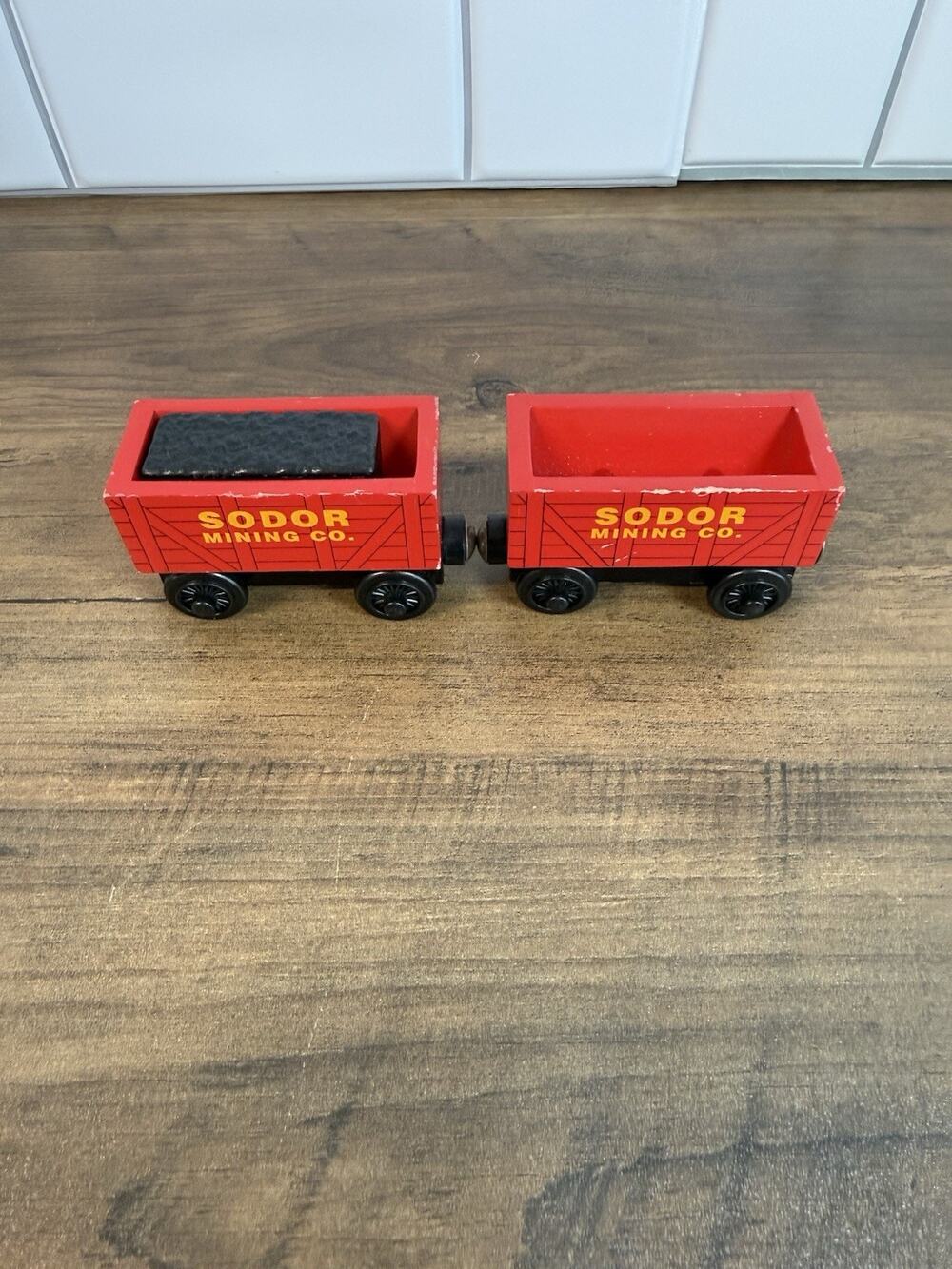 2003 Thomas & Friends Wooden Railway Sodor Mining Co. Red Coal Cars w/ 1 Coal